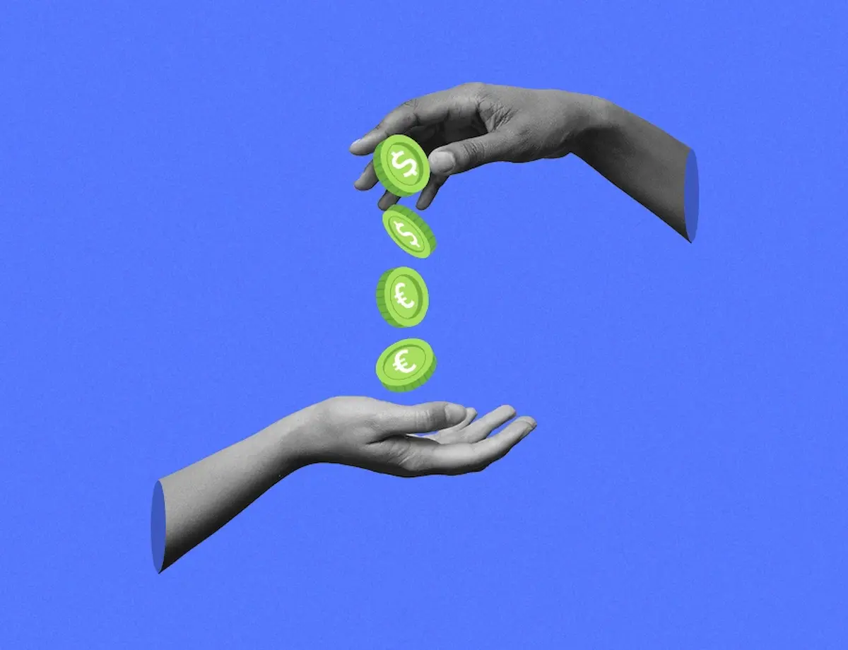 Dos manos en tono monocromático que simulan pasar monedas de color verde con el símbolo del dólar entre ellas, representando una transacción financiera con un fondo azul.