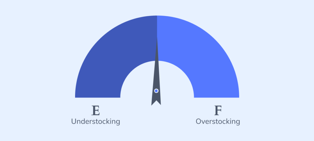 An arrow pointing the middle, in on end the empty of understocking and on the other the full f overstocking for e-commerce.