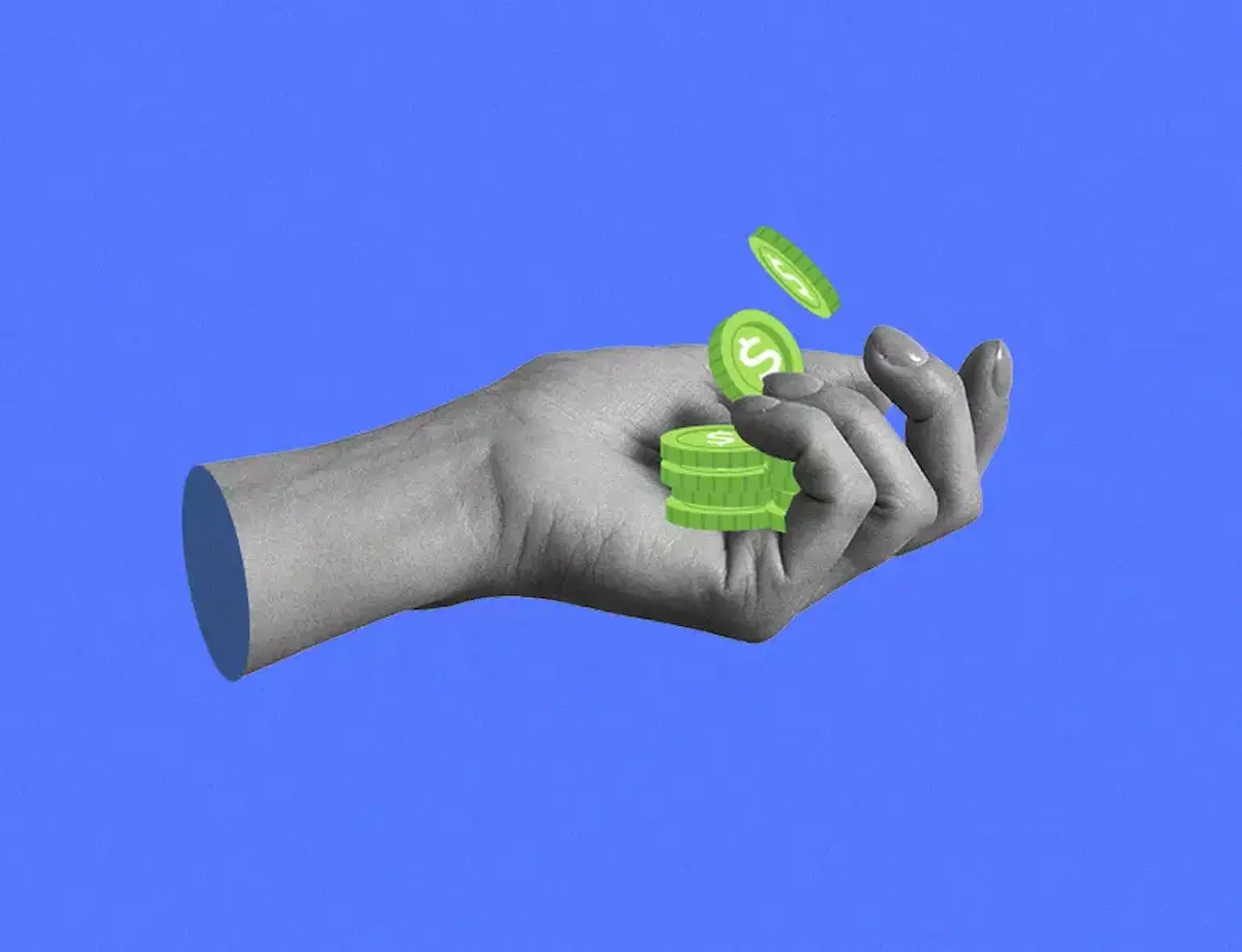 Una mano monocromática sosteniendo unas monedas verdes.