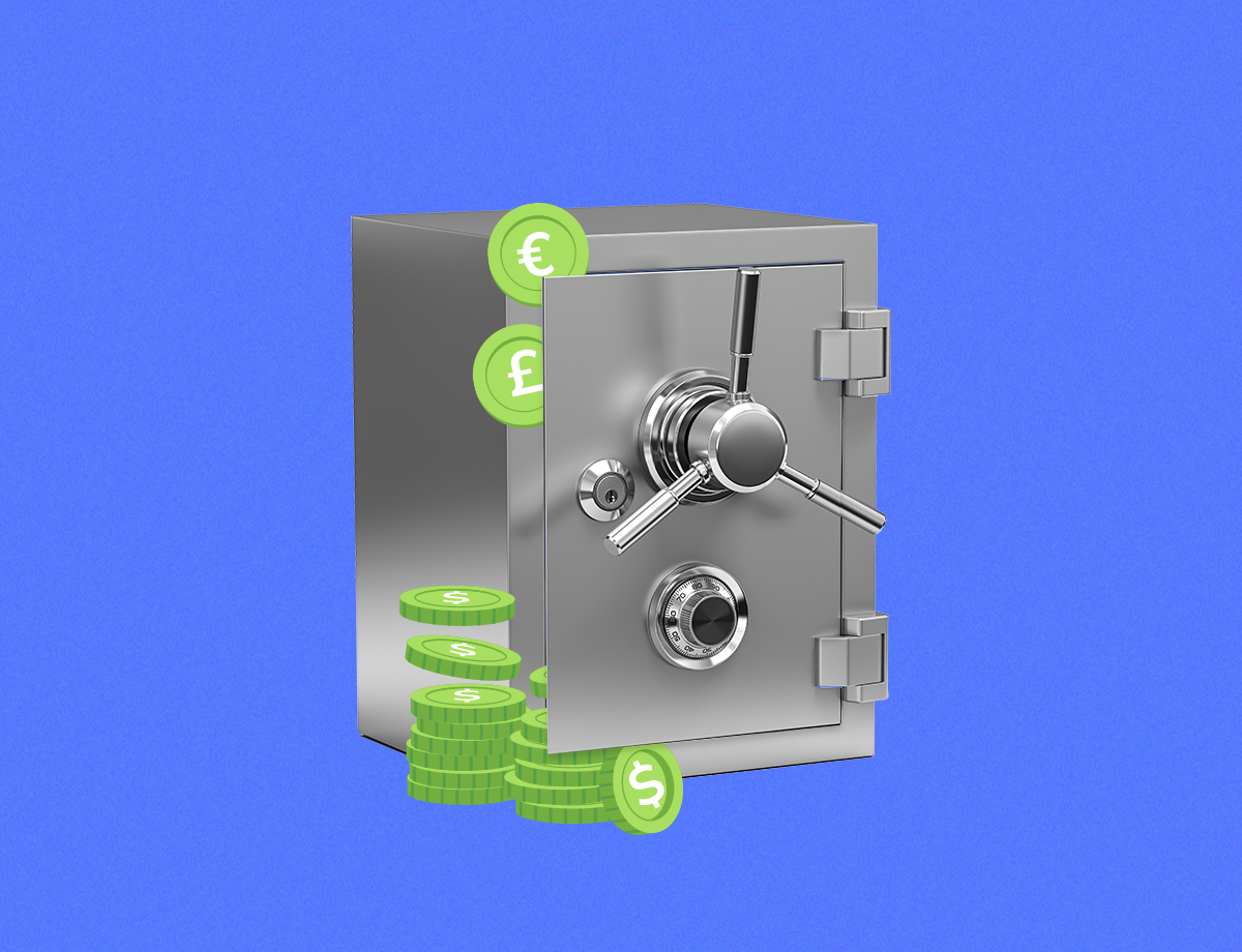 Una caja fuerte de metal con un pomo giratorio y monedas de euro y dólar apiladas al lado, representando la seguridad y la solidez financiera sobre un fondo azul.