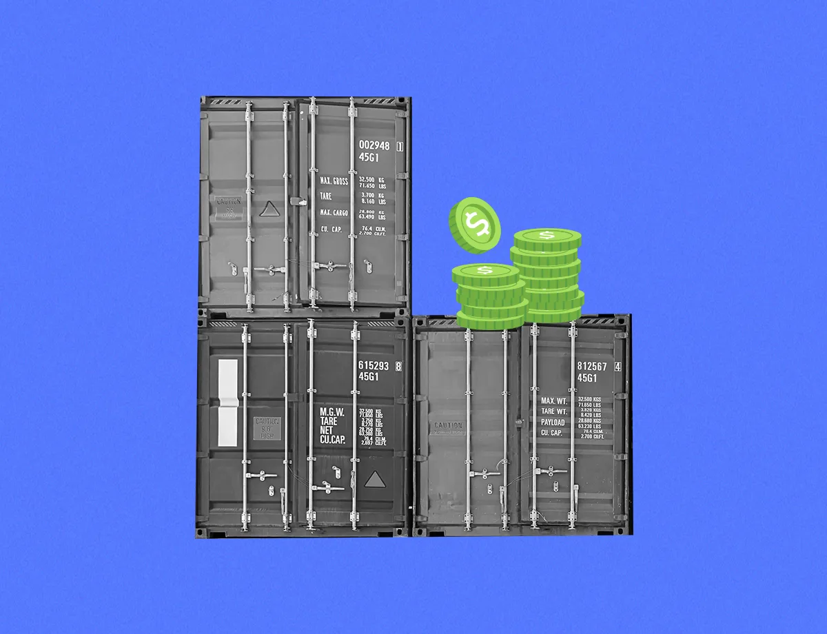 Ilustración de contenedores de carga grises apilados con pilas de monedas de dólar encima, simbolizando la financiación y los ingresos en el sector de logística y envíos internacionales, sobre un fondo azul.