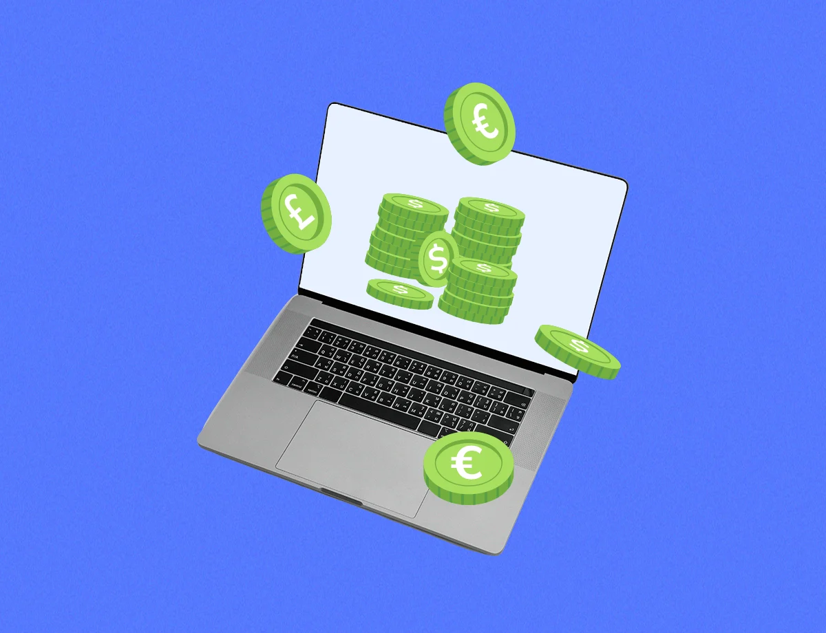 Laptop abierta sobre un fondo azul con pilas de monedas de euro y dólar en la pantalla, y monedas flotando alrededor, simbolizando las finanzas digitales y las transacciones monetarias en línea.