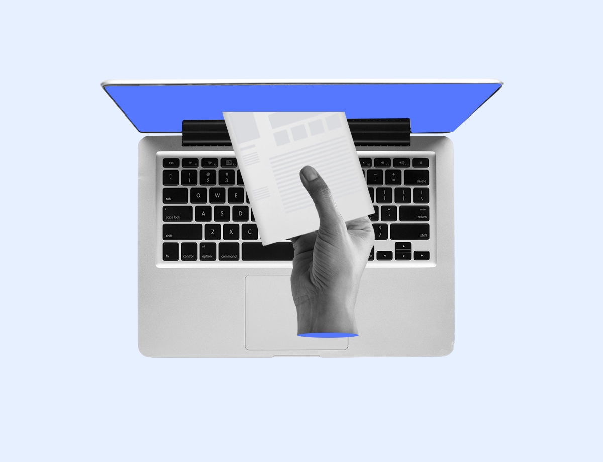 Una mano emerge de la pantalla de una laptop y sostiene un factura digital con texto y gráficos. El portátil tiene un diseño moderno y está sobre un fondo blanco.